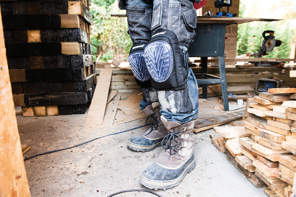 Person wearing Silverline Hard Cap Gel Knee Pads while working on a construction site.