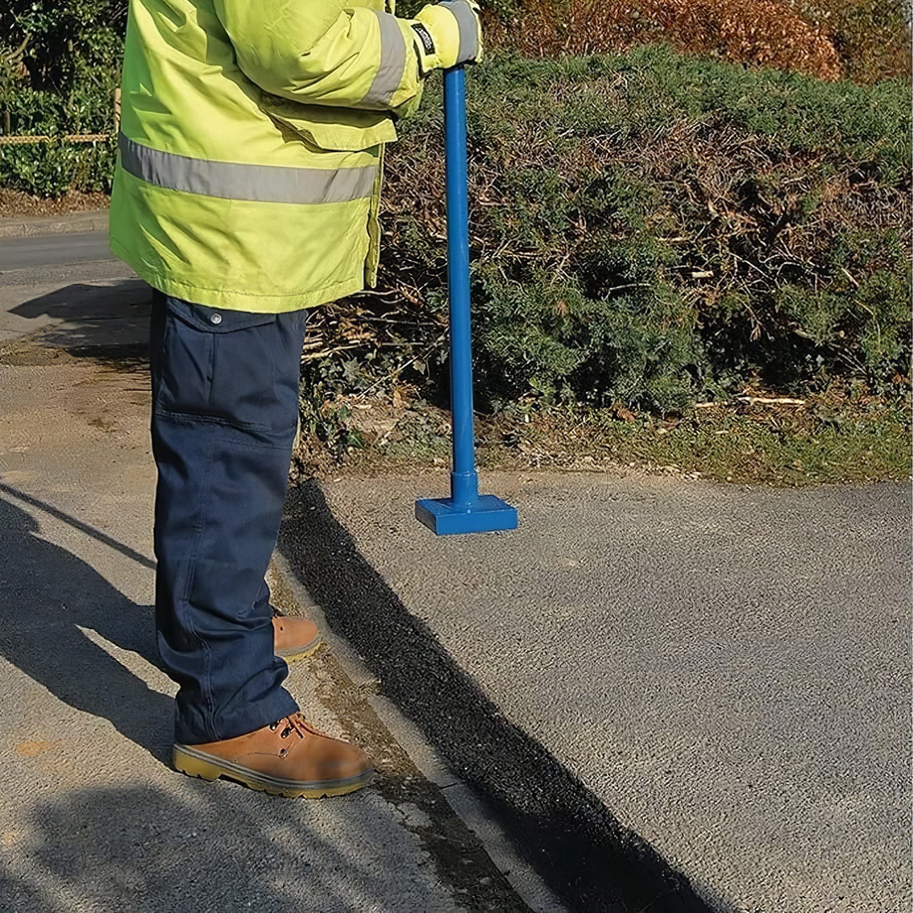 amtech-heavy-duty-forged-tamper-tarmac-hardcore-fencing-rammer-a1870-6-in-use