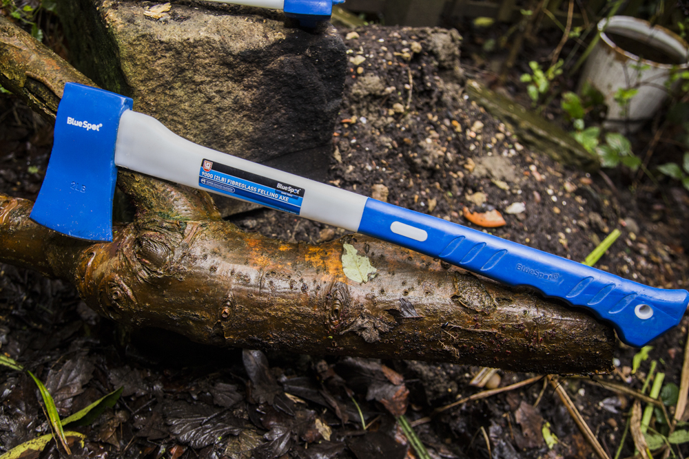 blue-spot-tools-felling-wood-axe-2lb-fibreglass-26604-bluespot-2-demonstration-woodland