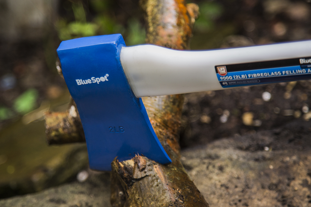 blue-spot-tools-felling-wood-axe-2lb-fibreglass-26604-bluespot-3-in-use