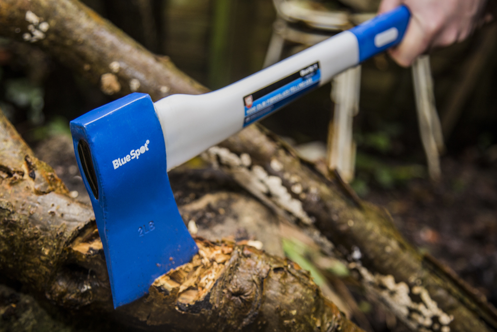 blue-spot-tools-felling-wood-axe-2lb-fibreglass-26604-bluespot-4-in-use