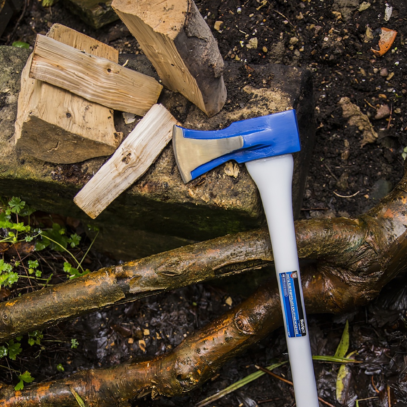 blue-spot-tools-splitting-felling-wood-axe-4-5lb-fibreglass-26608-bluespot-2-demonstration