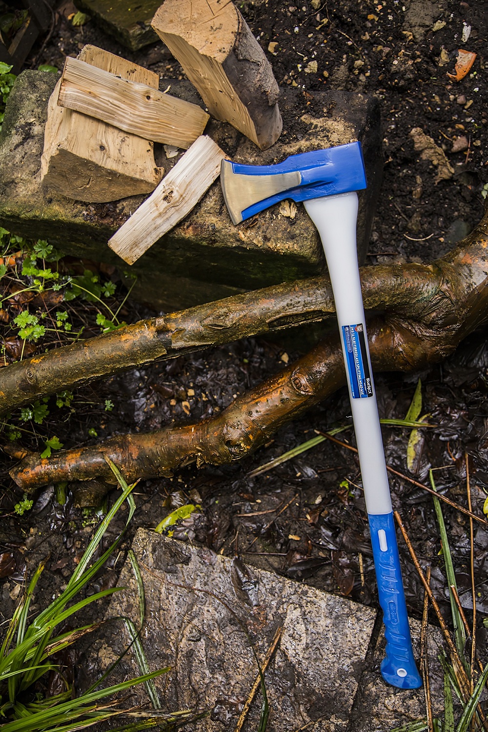 blue-spot-tools-splitting-felling-wood-axe-4-5lb-fibreglass-26608-bluespot-3-demo-woodlands