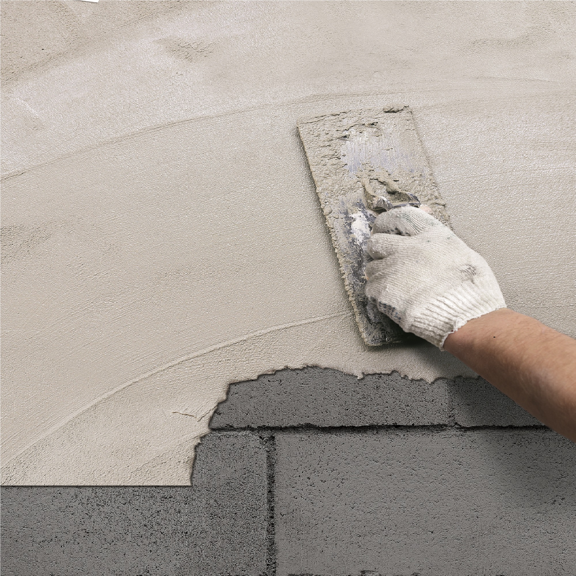 A person applying render to a wall with a trowel, showing the texture and finish of the Everbuild Facades One Coat General Purpose Render.