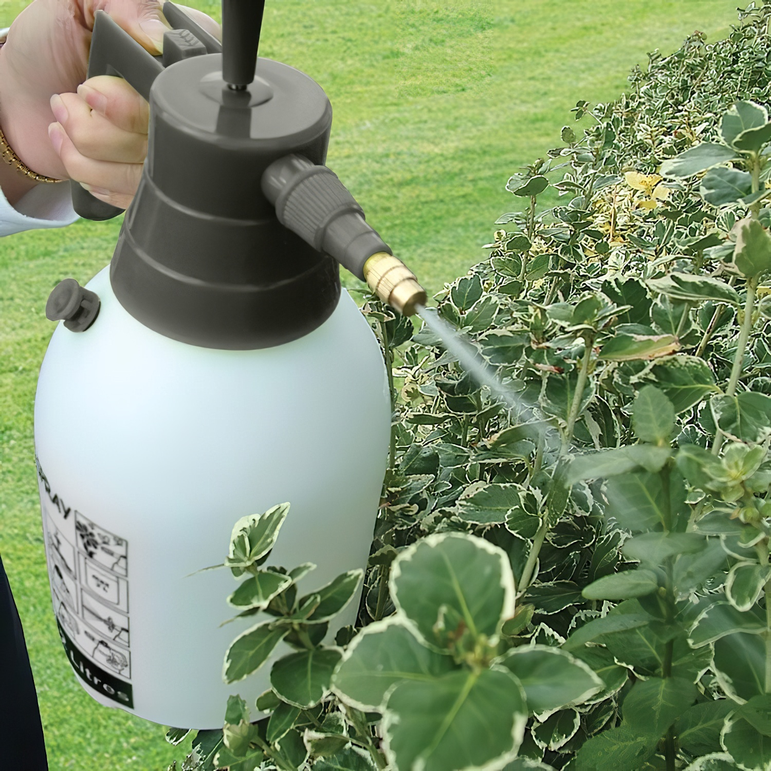 Faithfull 2L garden hand held pump pressure sprayer with ergonomic handle and adjustable nozzle, shown with additional nozzle attachment. demo