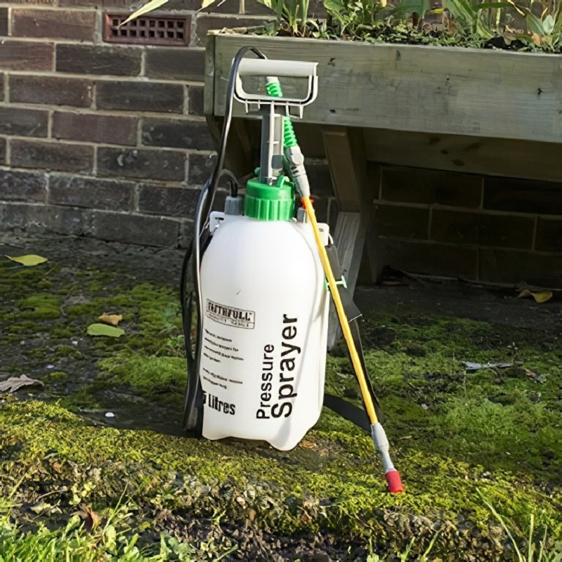 faithfull-garden-hand-pump-pressure-sprayer-5-litre-faispray5-3-in-use