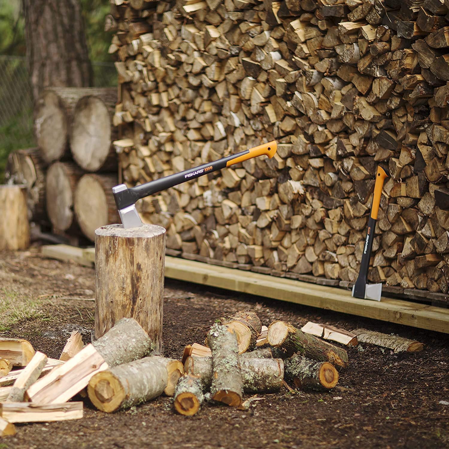 fiskars-x25-wood-chopping-splitting-axe-1015643-fsk122483-9-demo