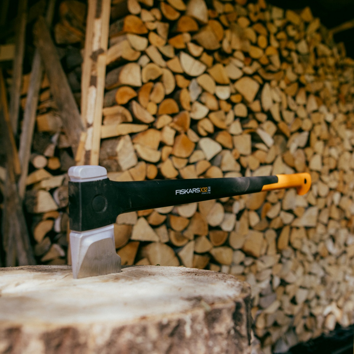 fiskars-x27-wood-chopping-splitting-axe-122503-fsk122503-8-log-splitting
