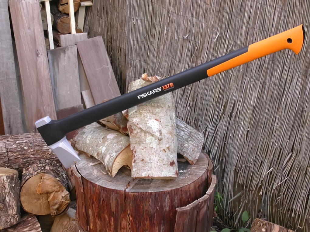fiskars-x27-wood-chopping-splitting-axe-122503-fsk1225039-demo