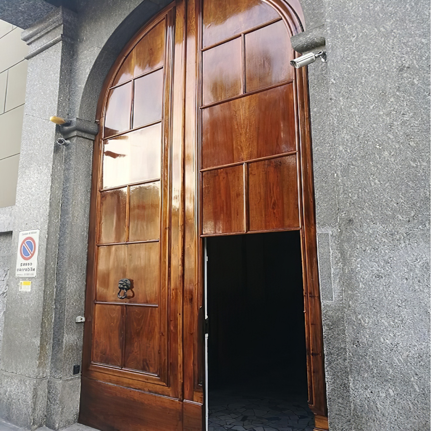 Large wooden doors with a high gloss finish, showcasing the shine and quality of the varnish.
