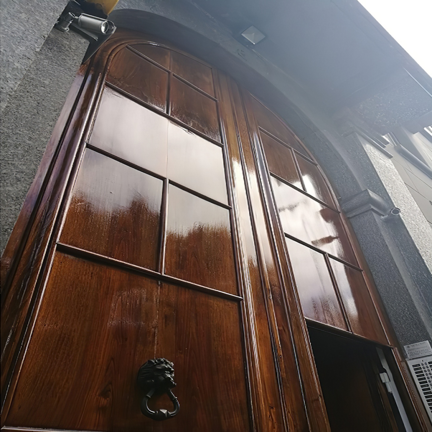 High gloss finish on wooden doors using Owatrol D2 DEKS OLJE yacht marine varnish.