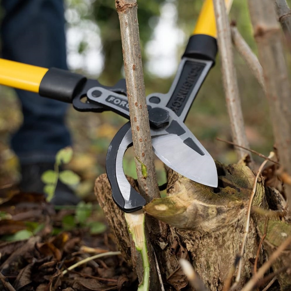 Close-up of Roughneck XT PRO Heavy Duty Garden Bypass Lopping Shears cutting a branch.