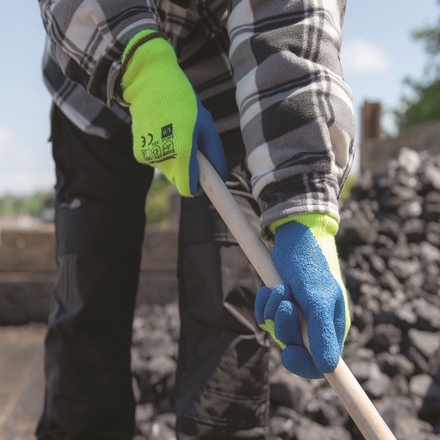 Silverline One Size Thermal Builders Garden Gloves 868642 4 Demonstration
