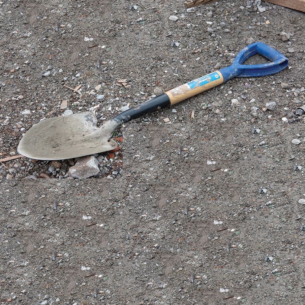 Demo a stubby short round head shovel for digging in a narrow trench.
