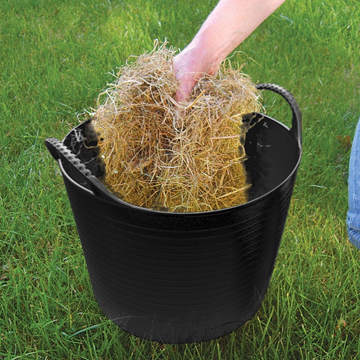 Faithfull Black 15L garden flexible bucket with handles using an animal feeding bucket with hay