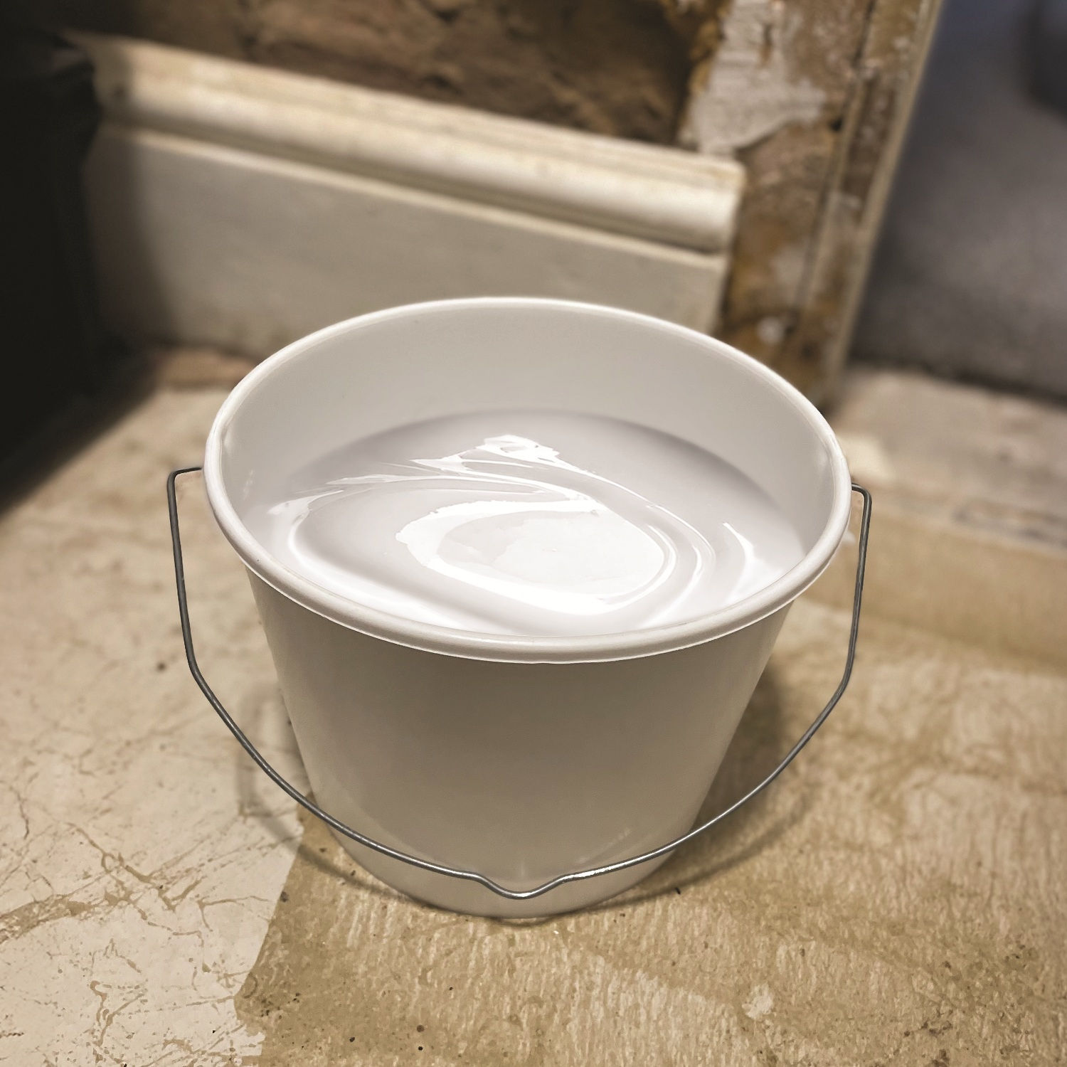 Silverline Plastic Paint Kettle 2 5 Litre Metal Handle Bucket 846839 4 in Use