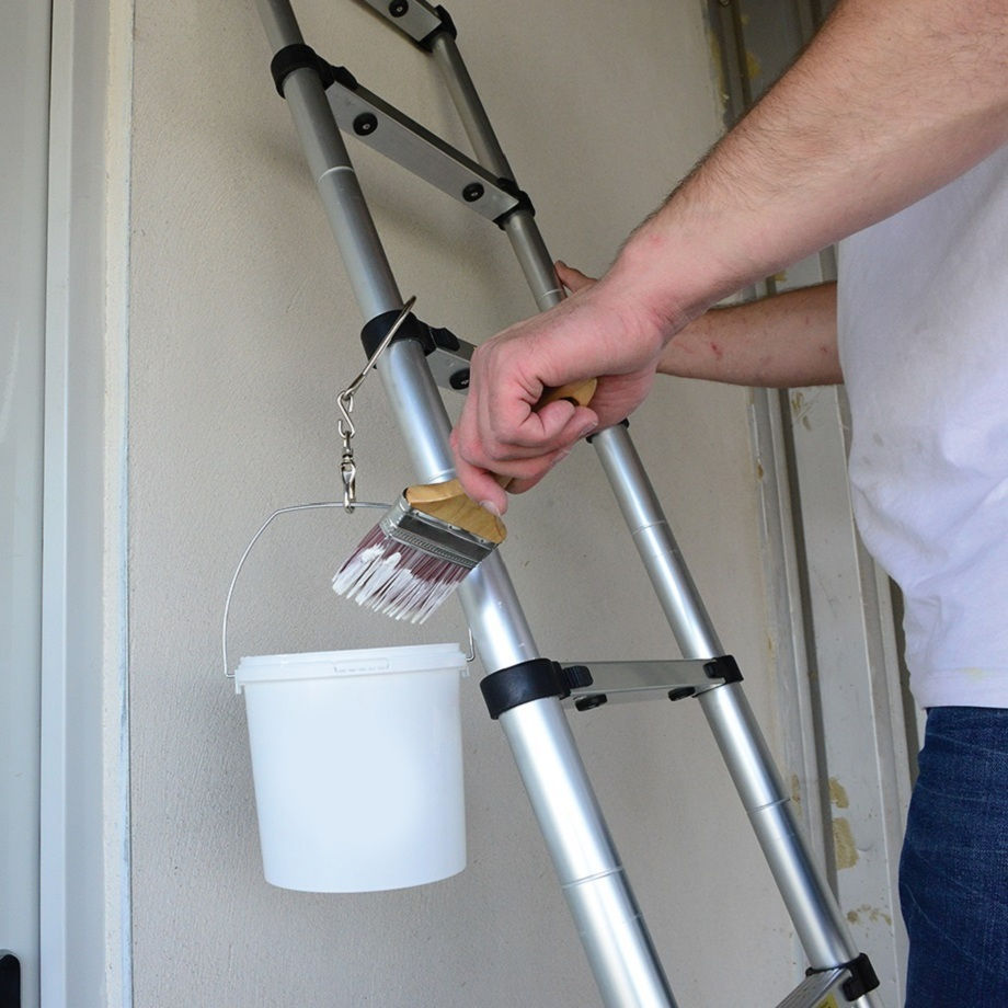 Silverline Plastic Paint Kettle 2 5 Litre Metal Handle Bucket 846839 5 on Ladder