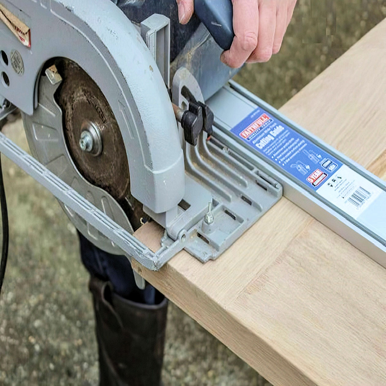 faithfull-faiwtcg-900mm-1250mm-cutting-guide-rail-clamping-straight-edge-7-demonstration.jpg