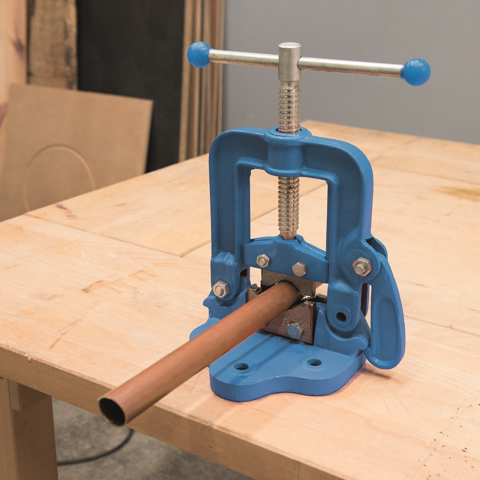 Silverline Plumbers Hinged Pipe Vice Clamp 609150 4 Demonstration Pipe in Vice