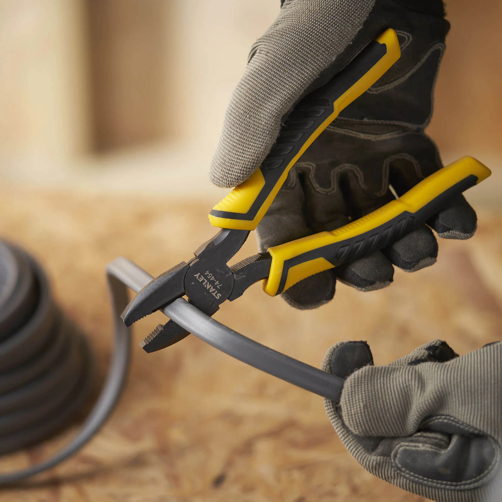 stanley-dynagrip-combination-pliers-demo-1.jpg