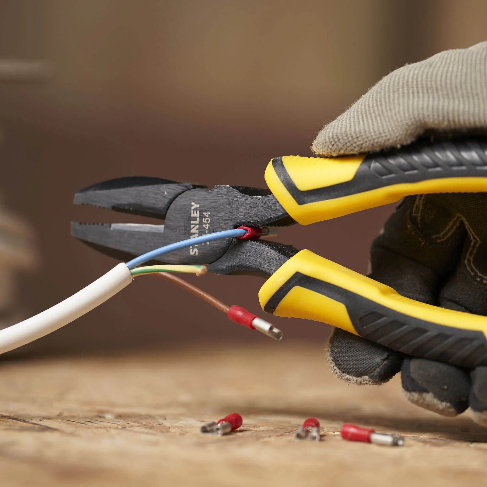 stanley-dynagrip-combination-pliers-demo-2.jpg