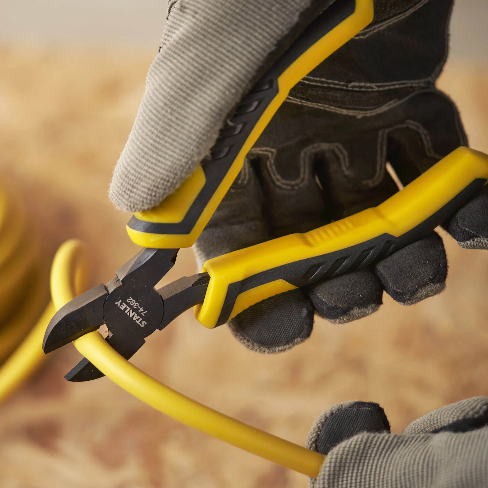 stanley-dynagrip-diagonal-side-cutter-cutting-pliers-demo.jpg