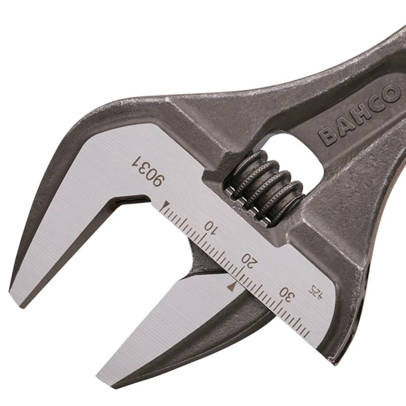 Close-up of the measuring scale and open jaw on Bahco 9031P wrench